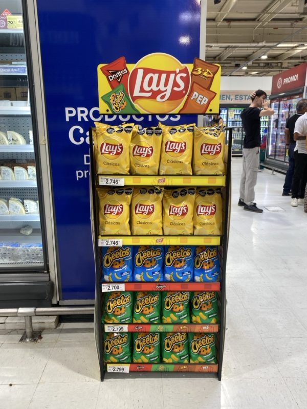 exhibidor de papas lays supermercado