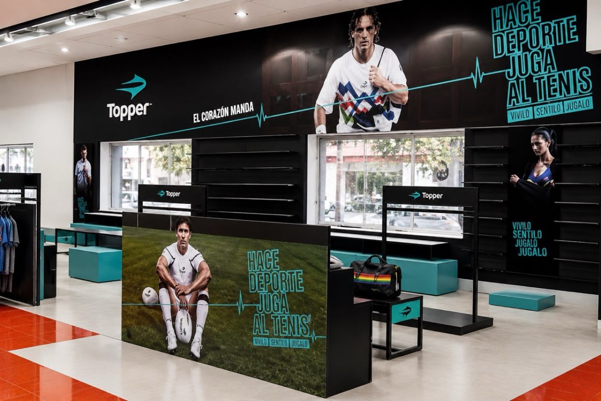 Exhibidores comerciales para indumentaria deportiva